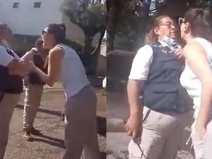 VIDEO: Mujer golpea y escupe en el rostro a guardia de seguridad VIDEO: Mujer golpea y escupe en el rostro a guardia de seguridad