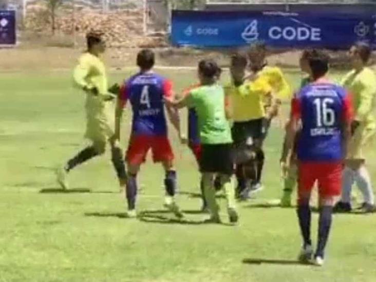 Video. Jugadores agreden a arbitro Video. Jugadores agreden a arbitro