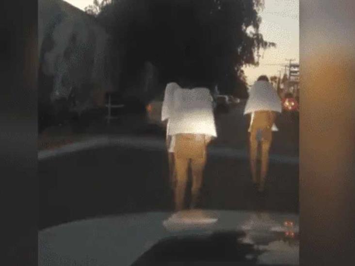 VIDEO. Obligan a tres hombres a caminar desnudos por “chapulines” VIDEO. Obligan a tres hombres a caminar desnudos por “chapulines”