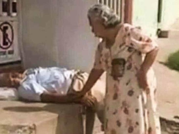 No me dejes sola, dice a su esposo tomándolo de la mano No me dejes sola, dice a su esposo tomándolo de la mano