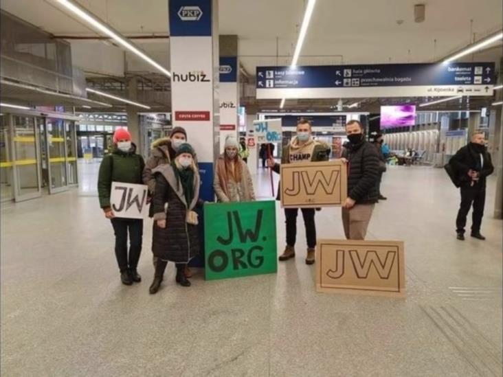 Reciben Testigos de Jehová a familias de Ucrania Reciben Testigos de Jehová a familias de Ucrania