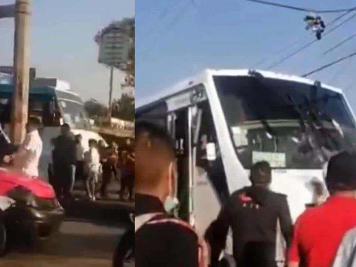 Video. Con cadena, tubo y machete, se enfrentan taxista y chófer Video. Con cadena, tubo y machete, se enfrentan taxista y chófer