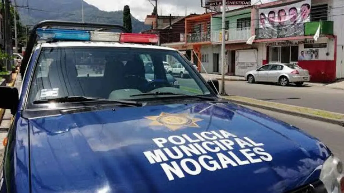 Se le cae su hija de los brazos y es salvajemente golpeado