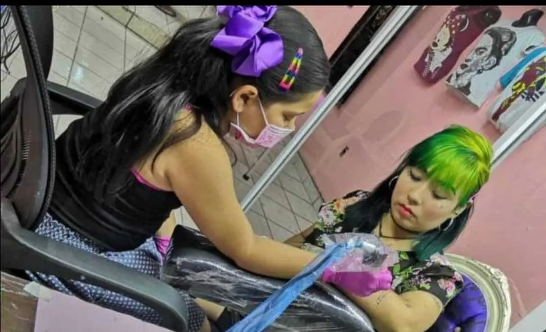 Niña de 10 años expresa su pasión por el arte de tatuar