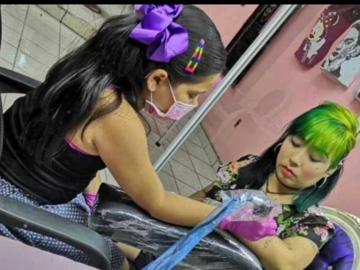 Niña de 10 años expresa su pasión por el arte de tatuar Niña de 10 años expresa su pasión por el arte de tatuar