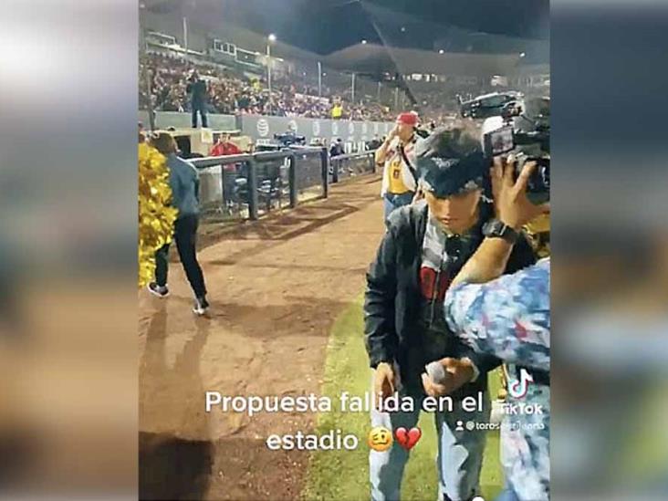 VIDEO: Joven propone matrimonio en juego y lo dejan de rodillas VIDEO: Joven propone matrimonio en juego y lo dejan de rodillas