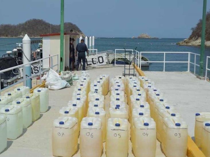Decomisan 2 mil 400 litros de combustible en costas de Huatulco Decomisan 2 mil 400 litros de combustible en costas de Huatulco
