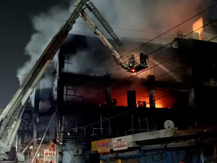 Mueren 27 personas por incendio en edificio de Nueva Delhi, India Mueren 27 personas por incendio en edificio de Nueva Delhi, India