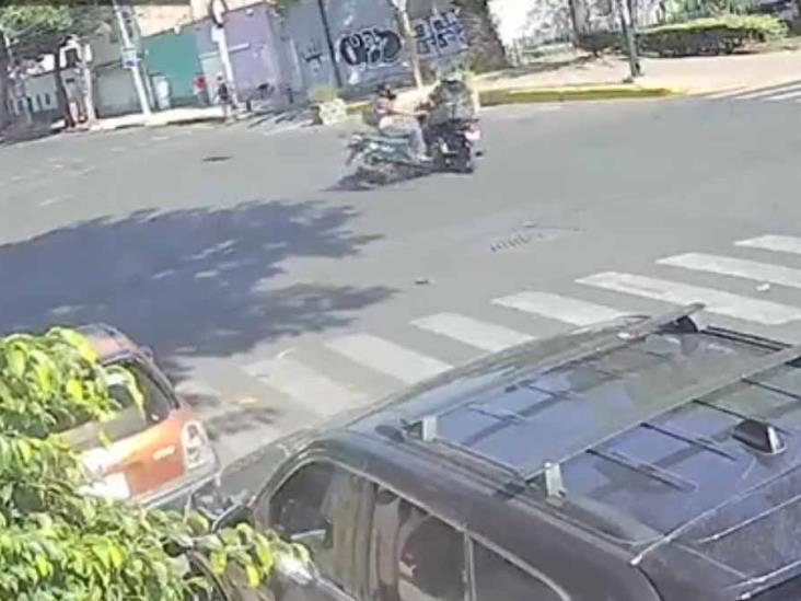 Video. Fuerte choque entre motociclistas en CDMX Video. Fuerte choque entre motociclistas en CDMX