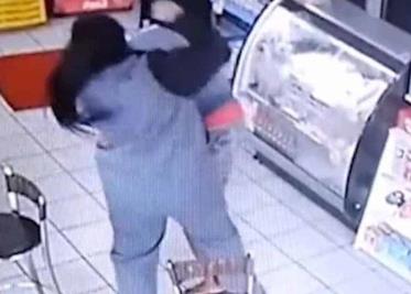 VIDEO. Mujer golpea sujeto por tocarla sin consentimiento VIDEO. Mujer golpea sujeto por tocarla sin consentimiento