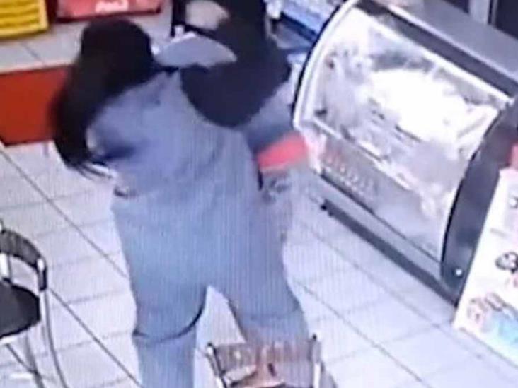 VIDEO. Mujer golpea sujeto por tocarla sin consentimiento VIDEO. Mujer golpea sujeto por tocarla sin consentimiento