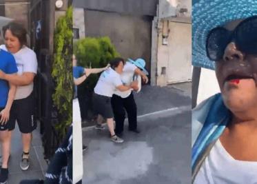 VIDEO. Vecinas se agarran a golpes por "su banqueta" VIDEO. Vecinas se agarran a golpes por "su banqueta"