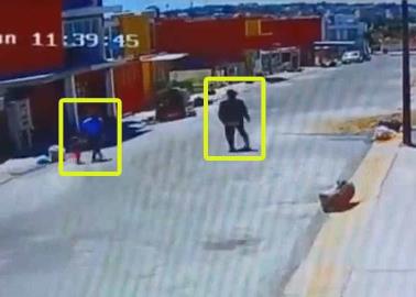 VIDEO: Supuesto adicto patea a niñita que caminaba con su madre