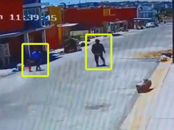 VIDEO: Supuesto adicto patea a niñita que caminaba con su madre VIDEO: Supuesto adicto patea a niñita que caminaba con su madre