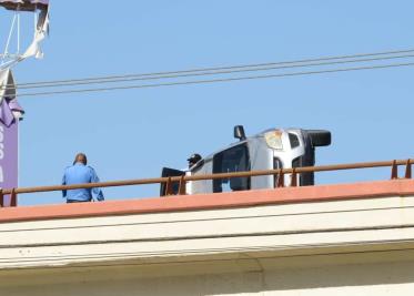 Vuelca vagoneta en puente de la NEB y 300 Vuelca vagoneta en puente de la NEB y 300