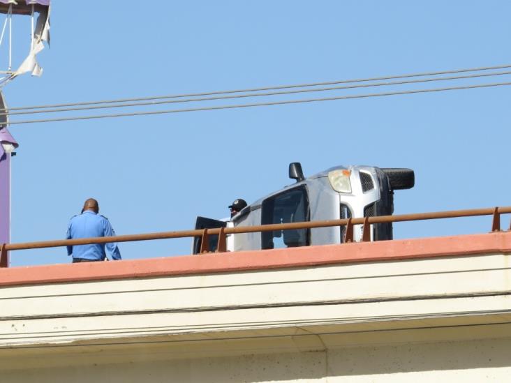 Vuelca vagoneta en puente de la NEB y 300 Vuelca vagoneta en puente de la NEB y 300