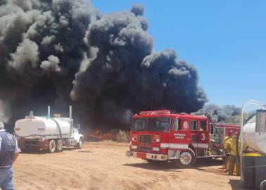 Fuerte incendio en recicladora