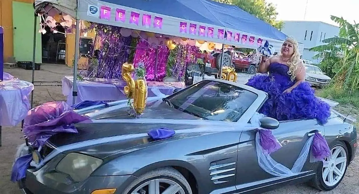 Mujer cumple 50 años y celebra como si fuera quinceañera
