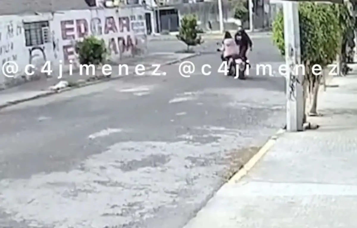 Video. sujeto tira al piso a mujer para robarle su motoneta