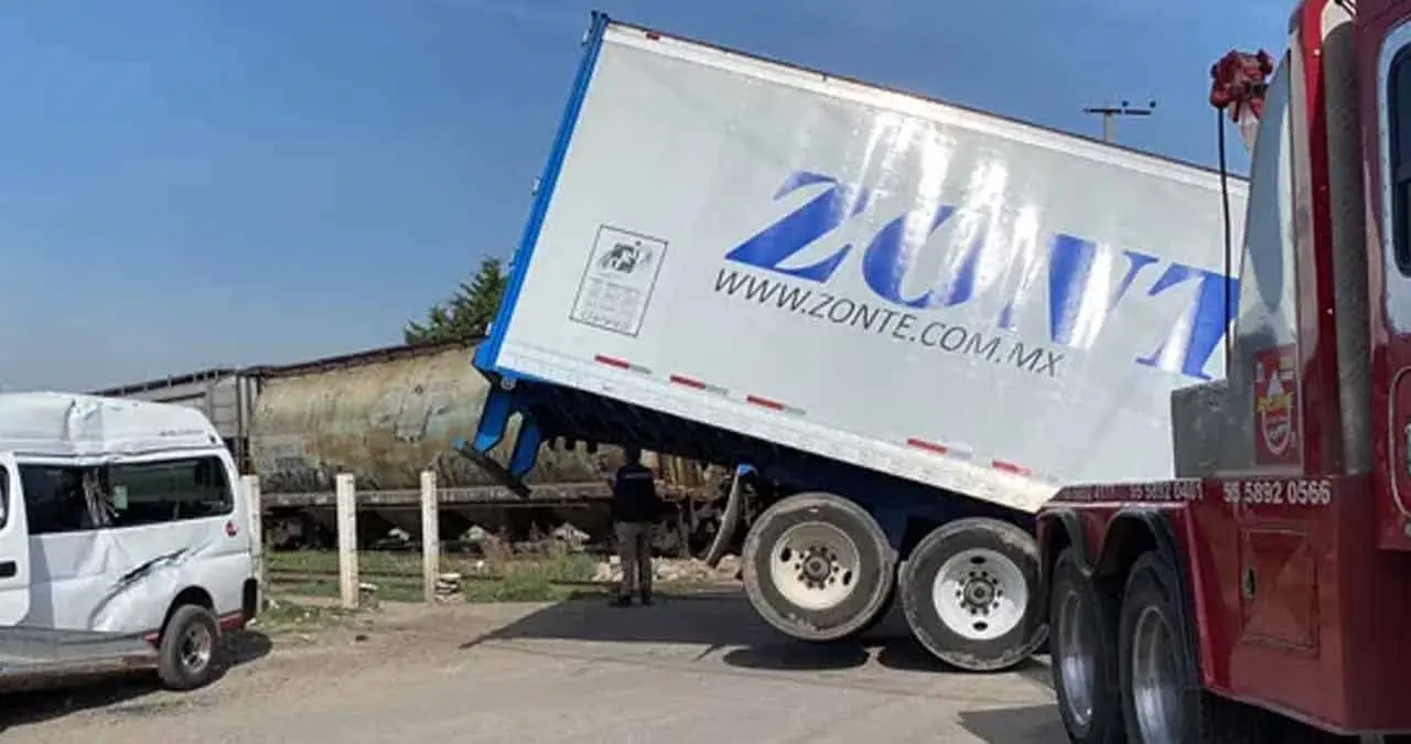 Video. Tren parte en dos a un tráiler