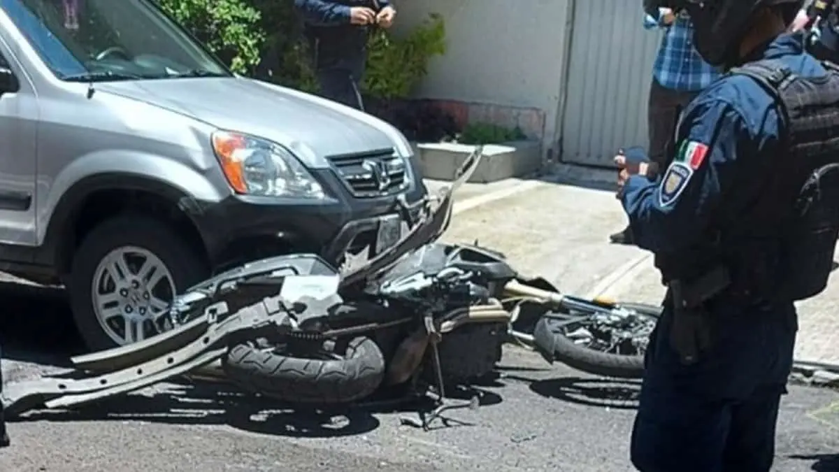 VIDEO. Tras asalto, automovilista atropella dos veces a ladrones