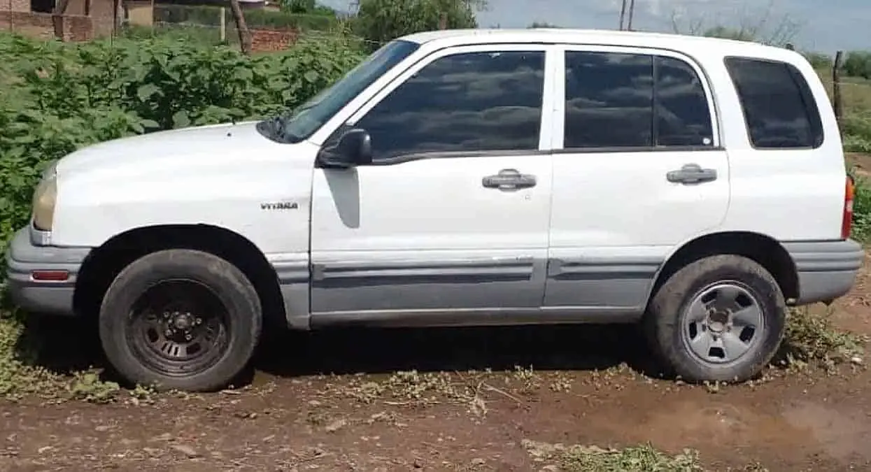 Encuentran en predio agrícola vagoneta robada