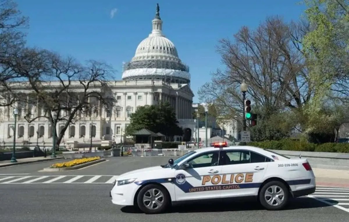 Hombre se suicida tras chocar su auto contra valla del Capitolio