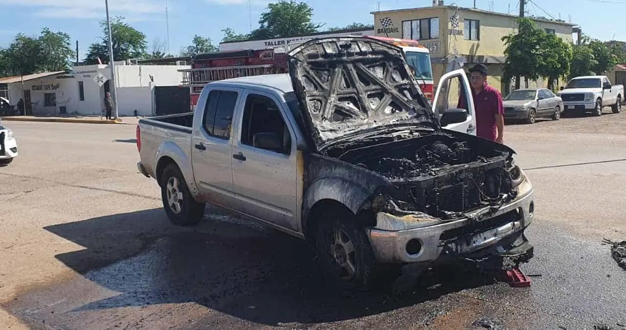 Camioneta se incendia en calles de Navojoa