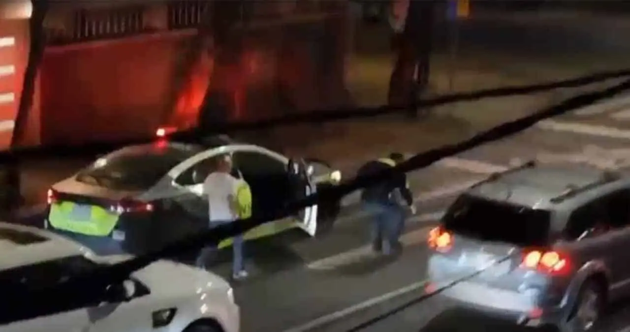 Video. Policía roba celular y huye en patrulla