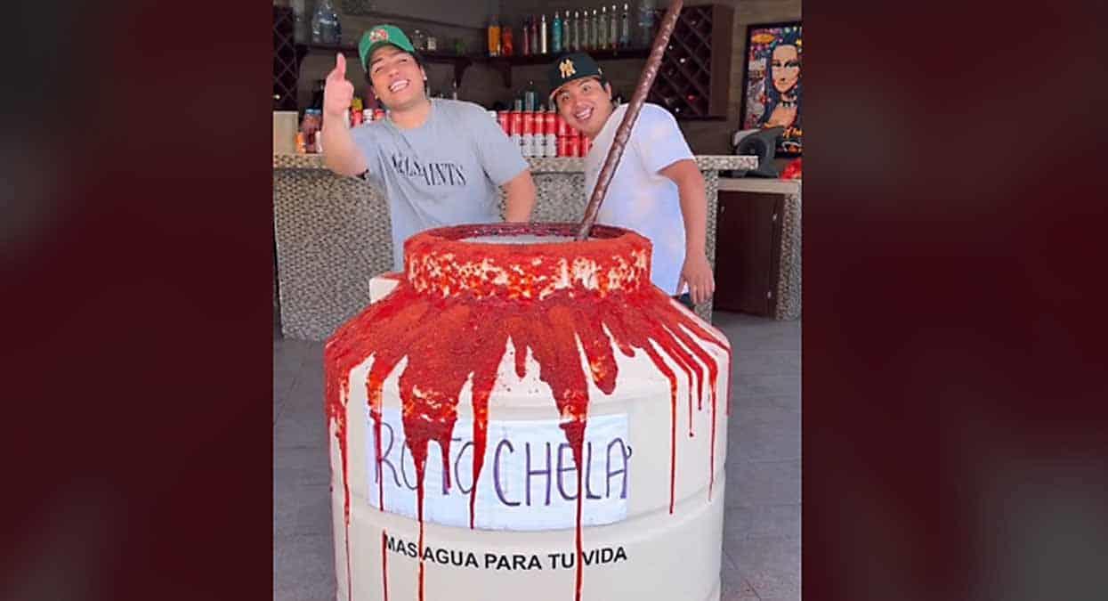 VIDEO: Tiktokers crean en tinaco la rotochela