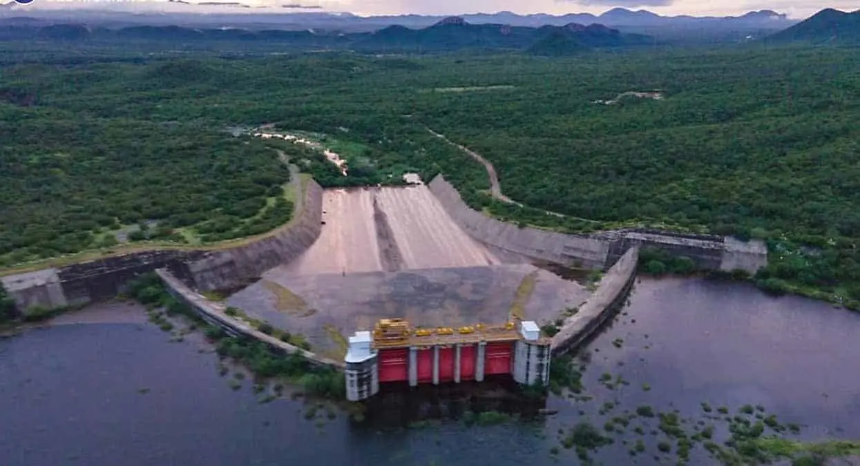 Descartan inundaciones por desfogues al río