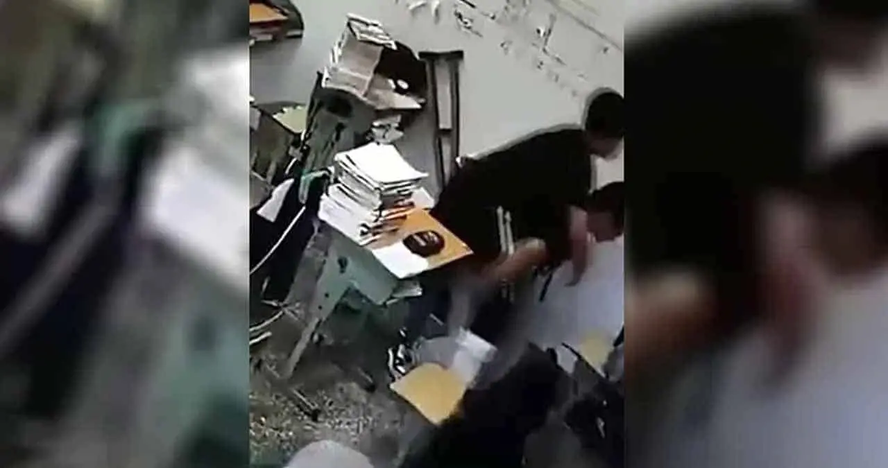Video. Carga a su amigo enyesado durante un sismo