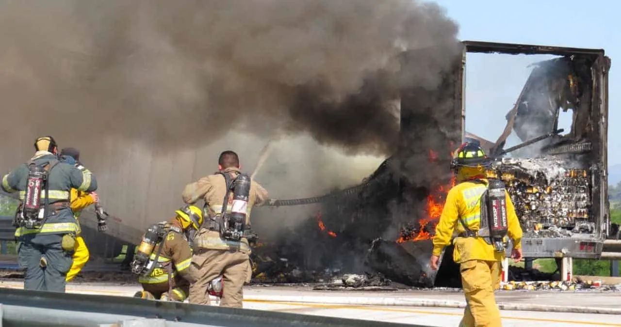 Arde caja de tráiler en Libramiento de Obregón