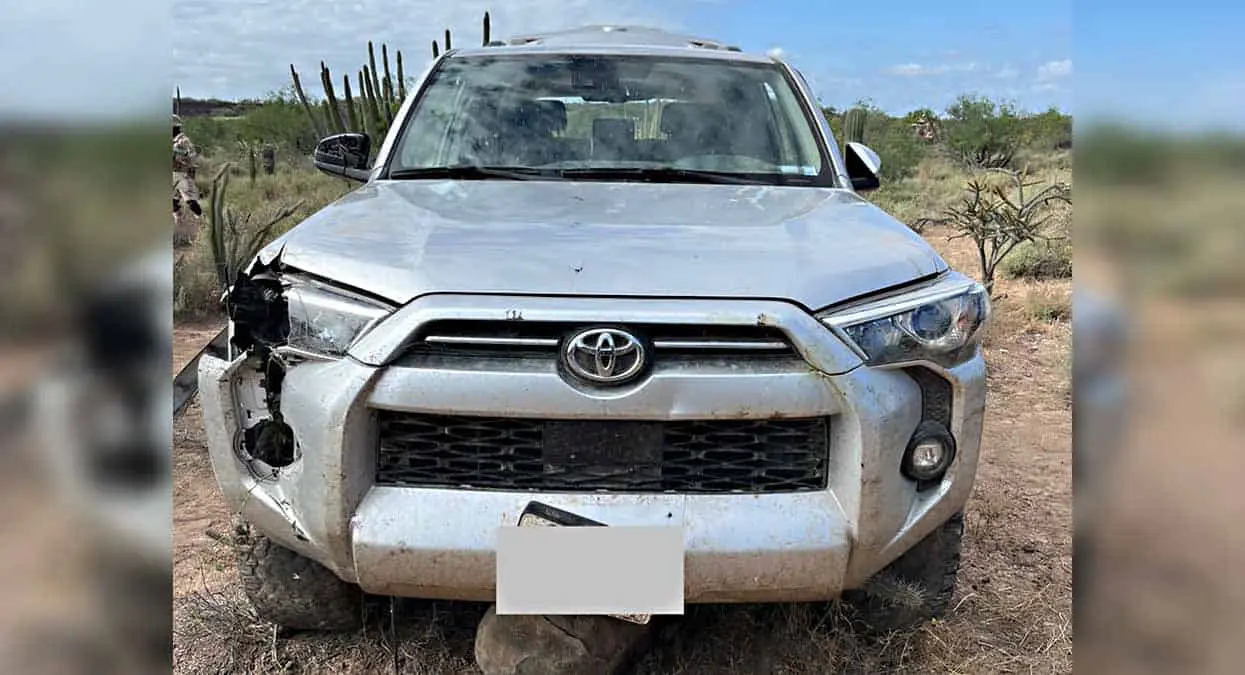 Abandonan camioneta y armamento cerca de Empalme