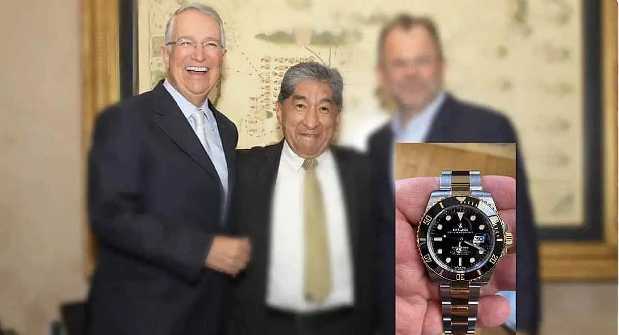 Ricardo Salinas regala reloj de superlujo a empleado por su labor