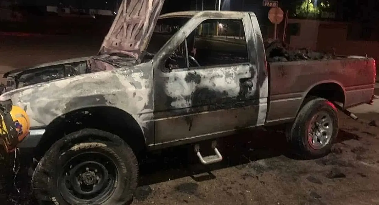 Arde camioneta en Prados del Tepeyac