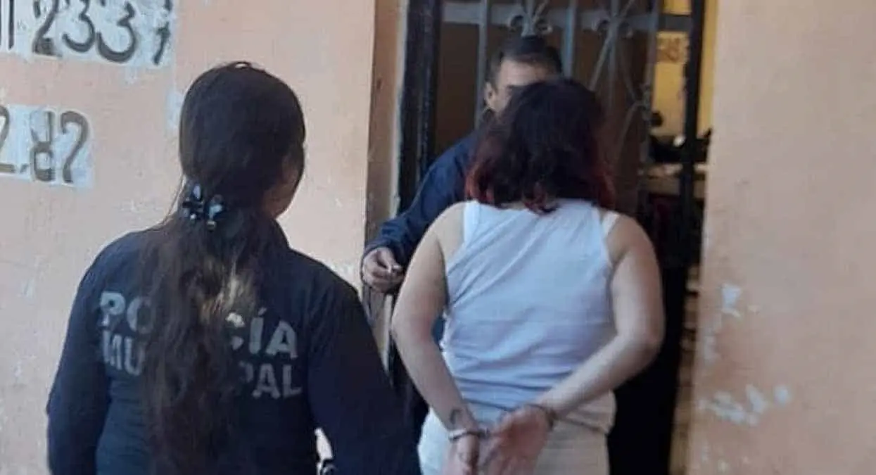Mujer intenta tirarse de puente