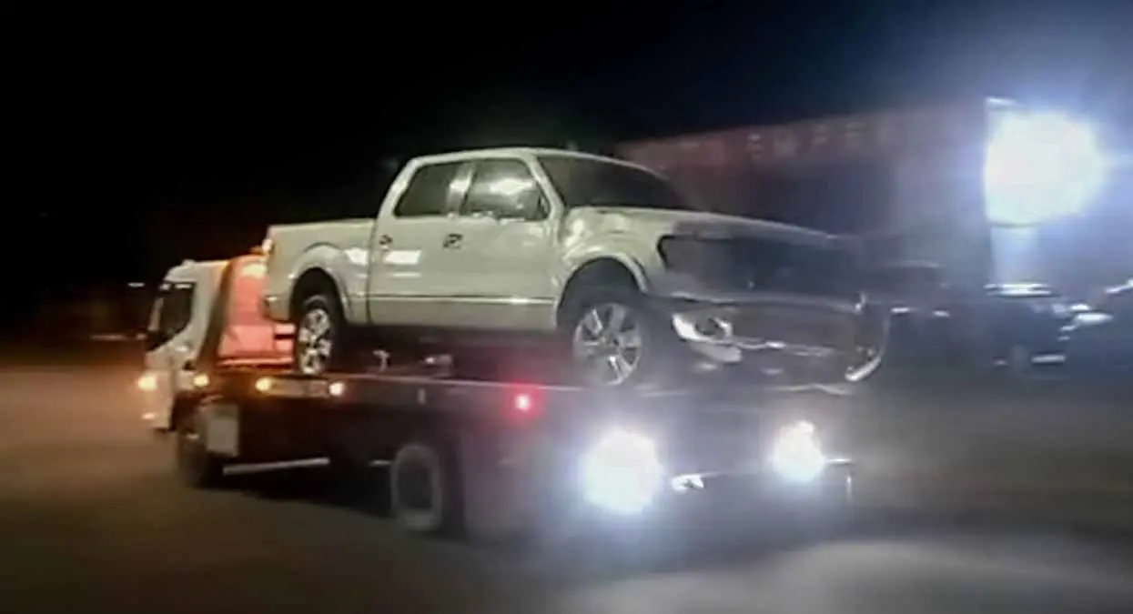 Conductor se mete a lote de carros