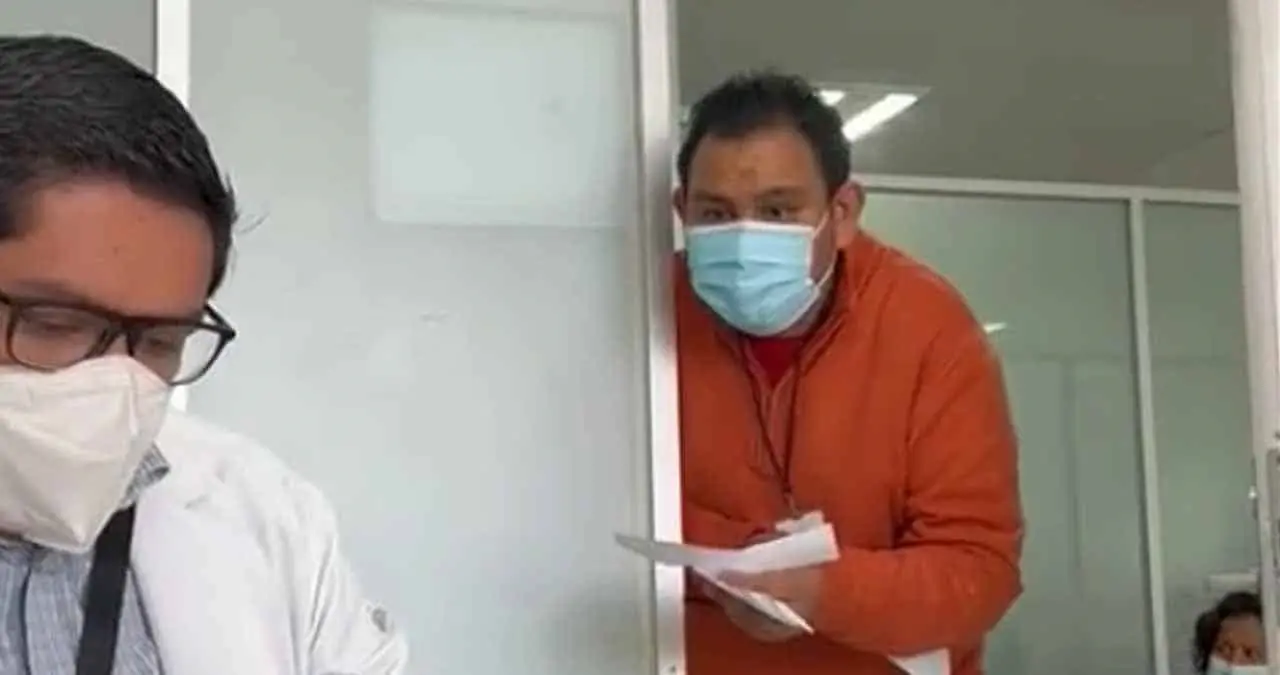 Médico humilla a empleado de Issste