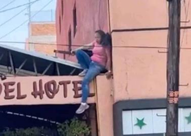 VIDEO. La cachan siendo infiel y se sube al techo del motel