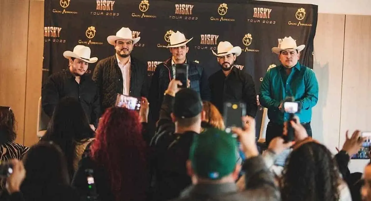 VIDEO. Amenazan a grupo norteño tras balacera en plaza comercial