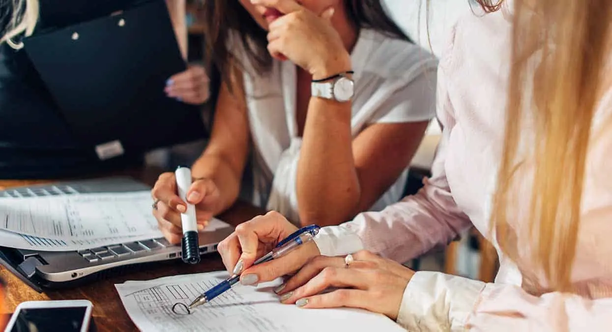 Mujeres reciben educación financiera