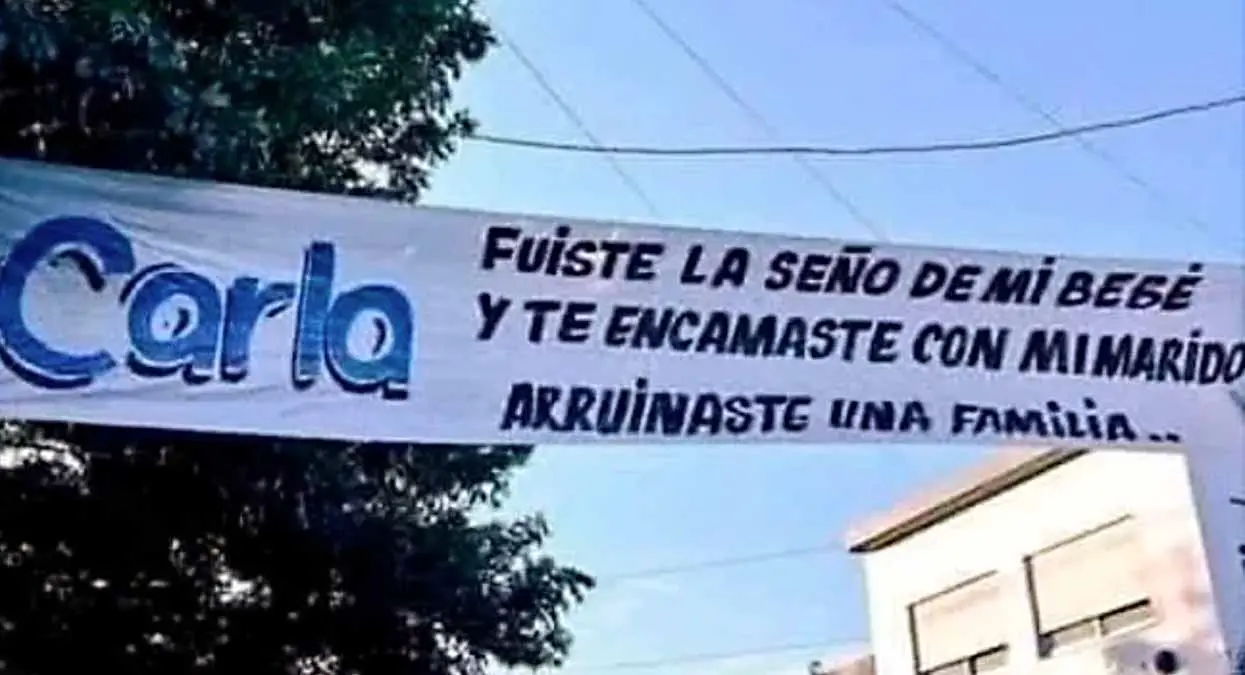 Exhibe infidelidad de su esposo con la maestra de su hija
