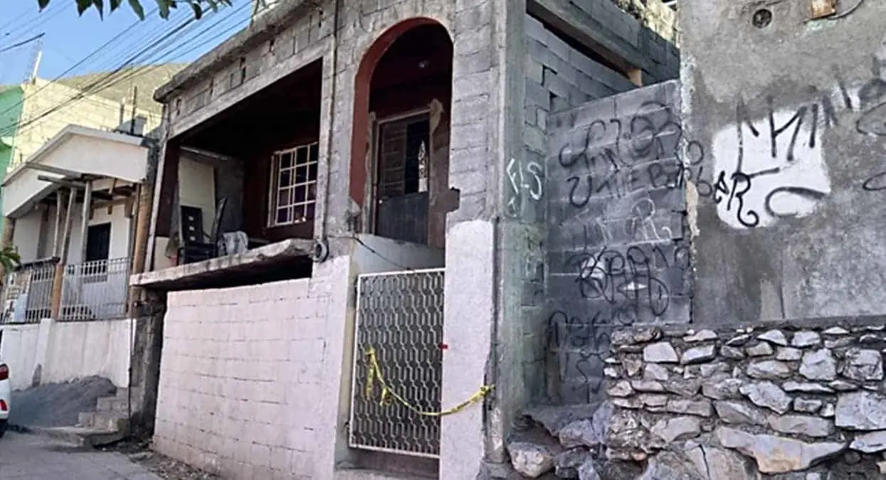 Abusa sexualmente de una menor y la asesina con su propia ropa