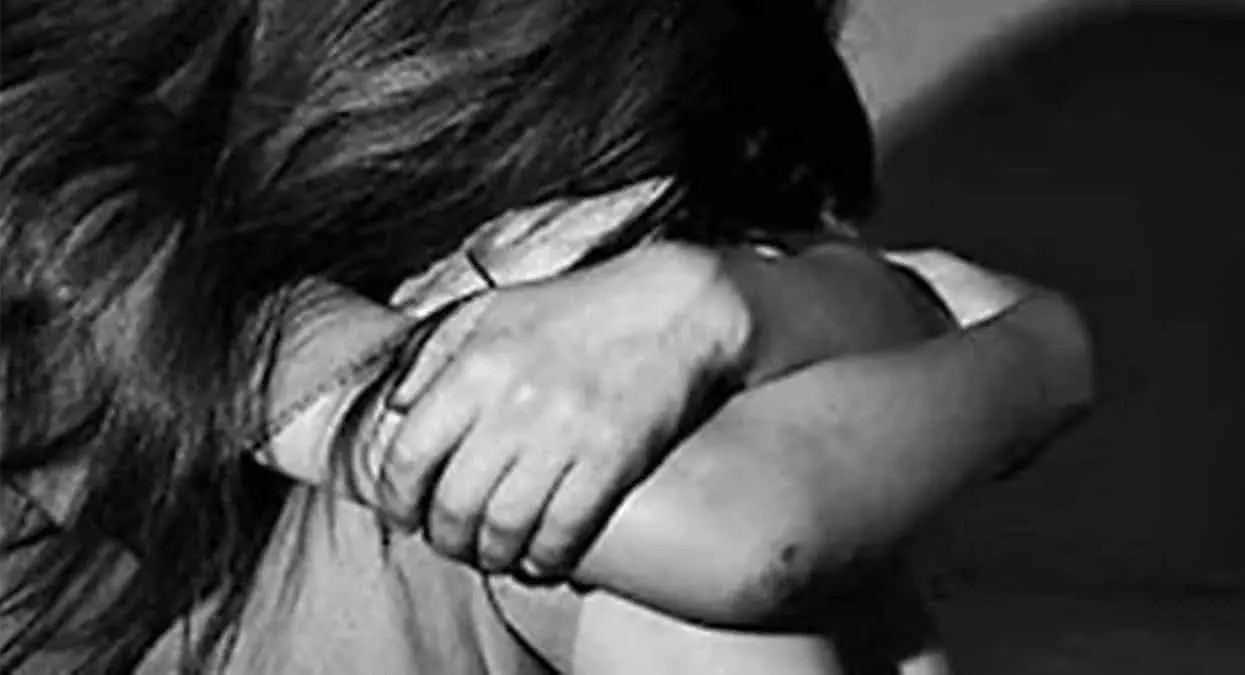 Adolescentes violan en manada a niña de 11 años y lo graban