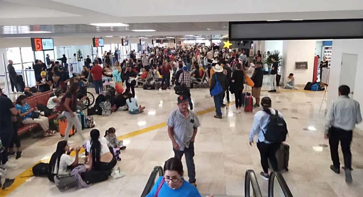 Retrasos de 10 horas en vuelos saturan Aeropuerto de Hermosillo
