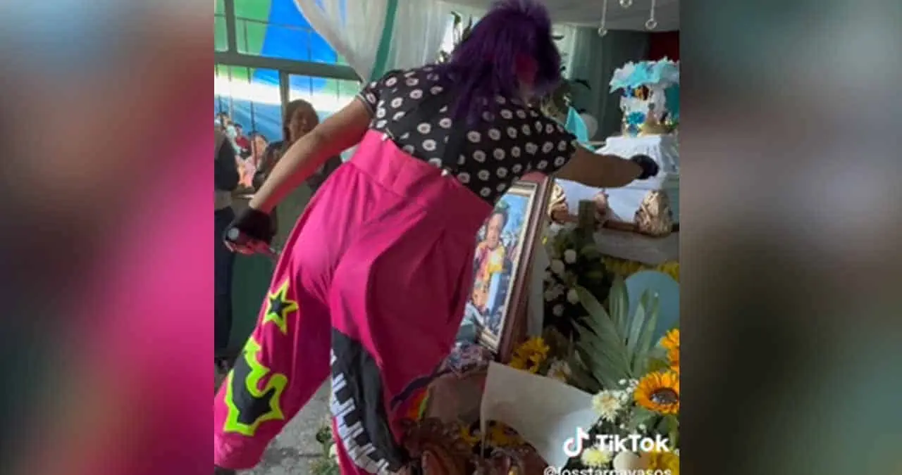 Payaso ameniza funeral de niño