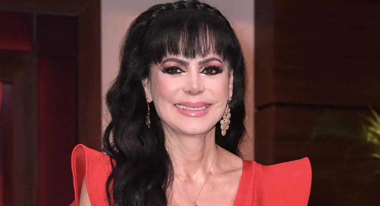 Maribel Guardia olvida editar foto y reflejo la delata