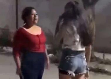 VIDEO. Madre enseña a golpes a su hija a defenderse del bullying