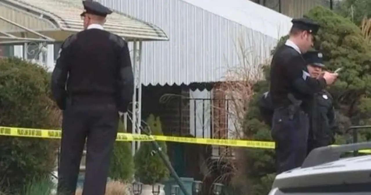 Encuentran a 3 niños en condiciones inhumanas; uno de ellos amarrado en una jaula